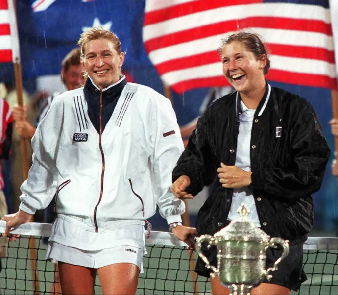 Steffi Graf és Szeles Mónika 1995-ben az US Open döntője után a New York-i Flushing Meadowsban. Graf 7-5, 6-4-re nyerte a mérkőzés – Fotó: Timothy Clarytimothy A. Clary / AFP