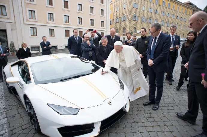 Ferenc pápa és a fehér Lamborghini – Fotó: Especial / AFP