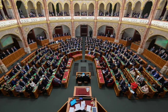 Pénz, a Fidesz szembesítése és kisebb eredmények – ezért ültek be az ellenzéki képviselők a parlamentbe