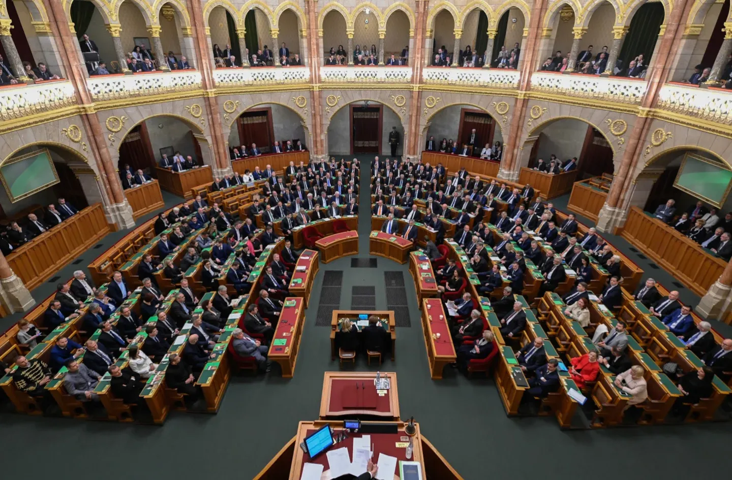 Pénz, a Fidesz szembesítése és kisebb eredmények – ezért ültek be az ellenzéki képviselők a parlamentbe