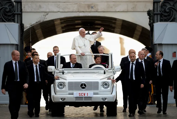 A Mercedes G-osztállyal – Fotó: Filippo Monteforte / AFP