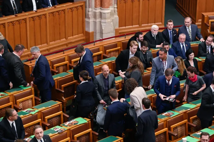 Ellenzéki képviselők hagyják el az üléstermet az eskütétel után a Parlament alakuló ülésén 2022. május 5-én – Fotó: Bődey János / Telex