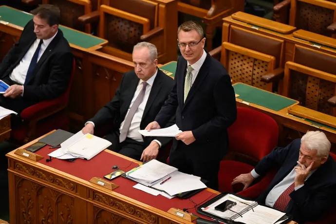 Rétvári Bence beszél a parlamentben – Fotó: Bődey János / Telex