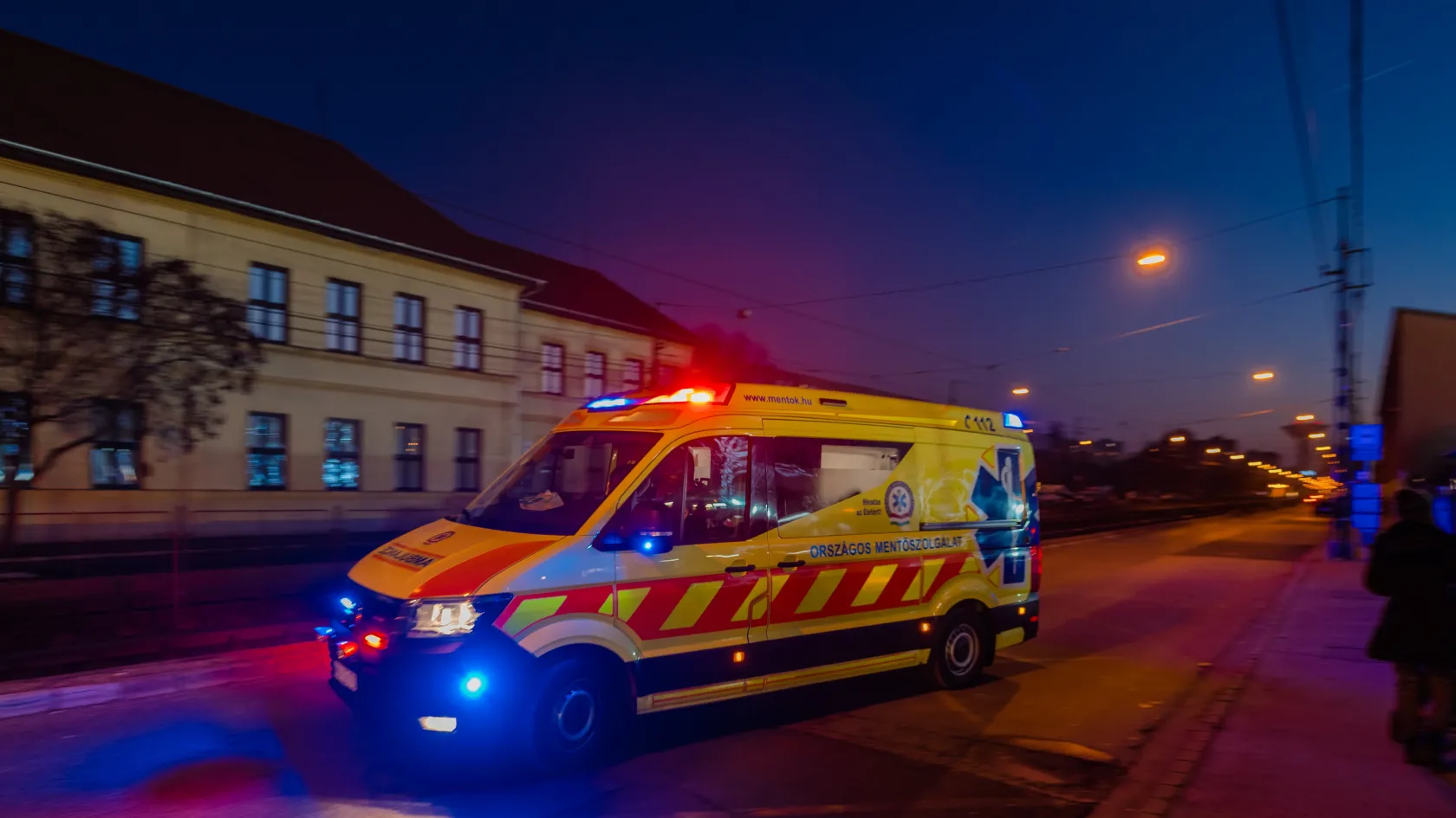 52 perc után értek ki a mentők, elvérzett a nő a mentőautóban