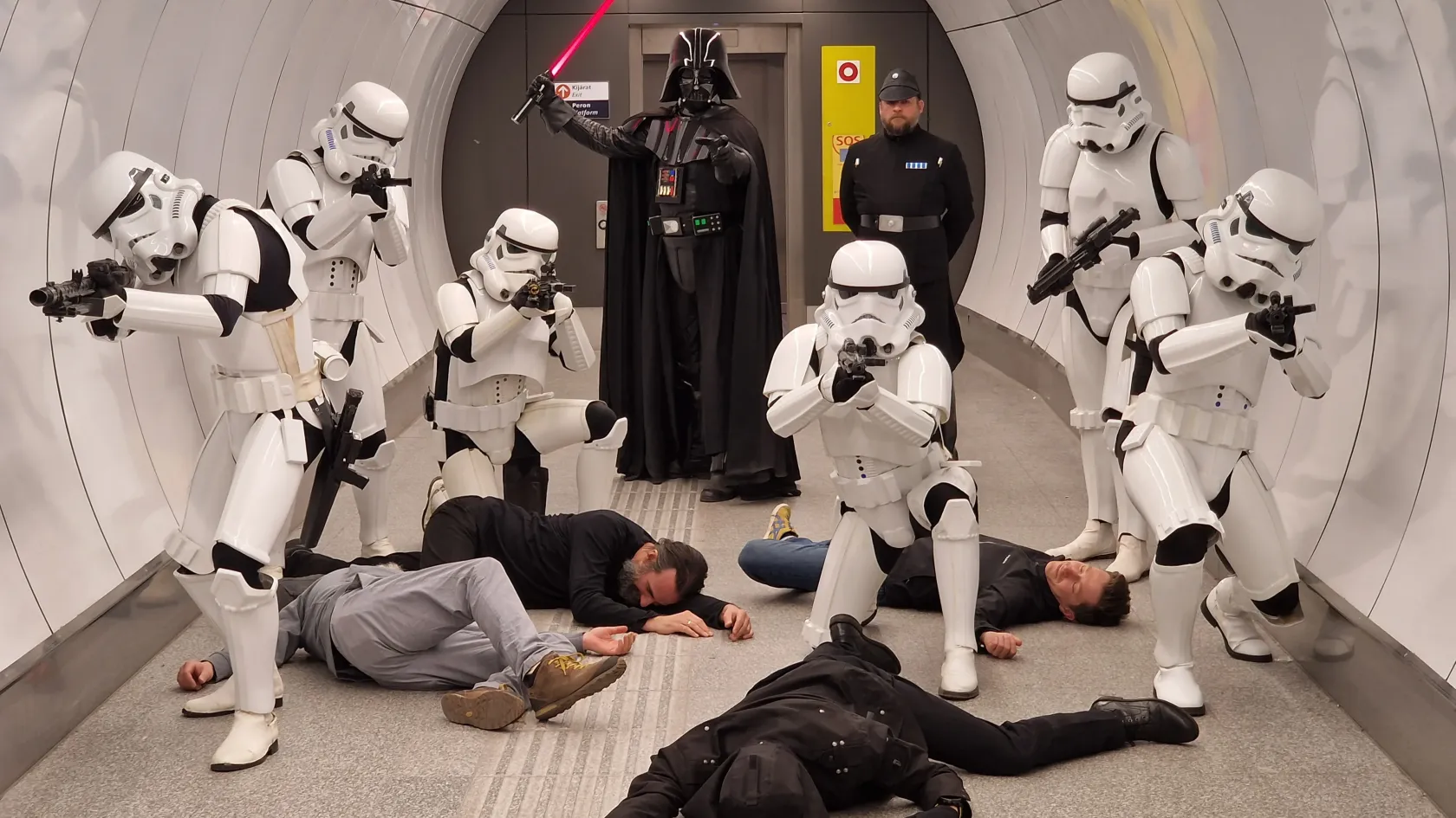 Darth Vader és néhány rohamosztagos benézett a 3-as metróba