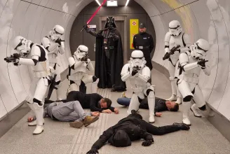 Darth Vader és néhány rohamosztagos benézett a 3-as metróba