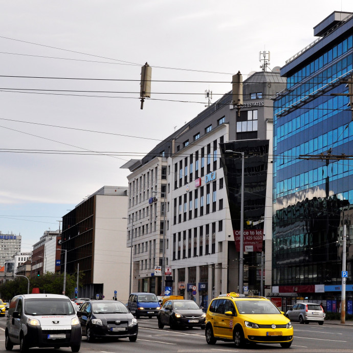 Dübörög a magyar újraiparosítás, mégis sorra kerülnek be szolgáltató szektorok a húzóágazataink közé