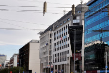 Dübörög a magyar újraiparosítás, mégis sorra kerülnek be szolgáltató szektorok a húzóágazataink közé
