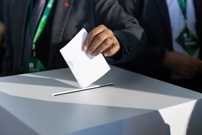 Kelemen Hunorra szavaznak a küldöttek – Fotó: Tóth Helga / Transtelex