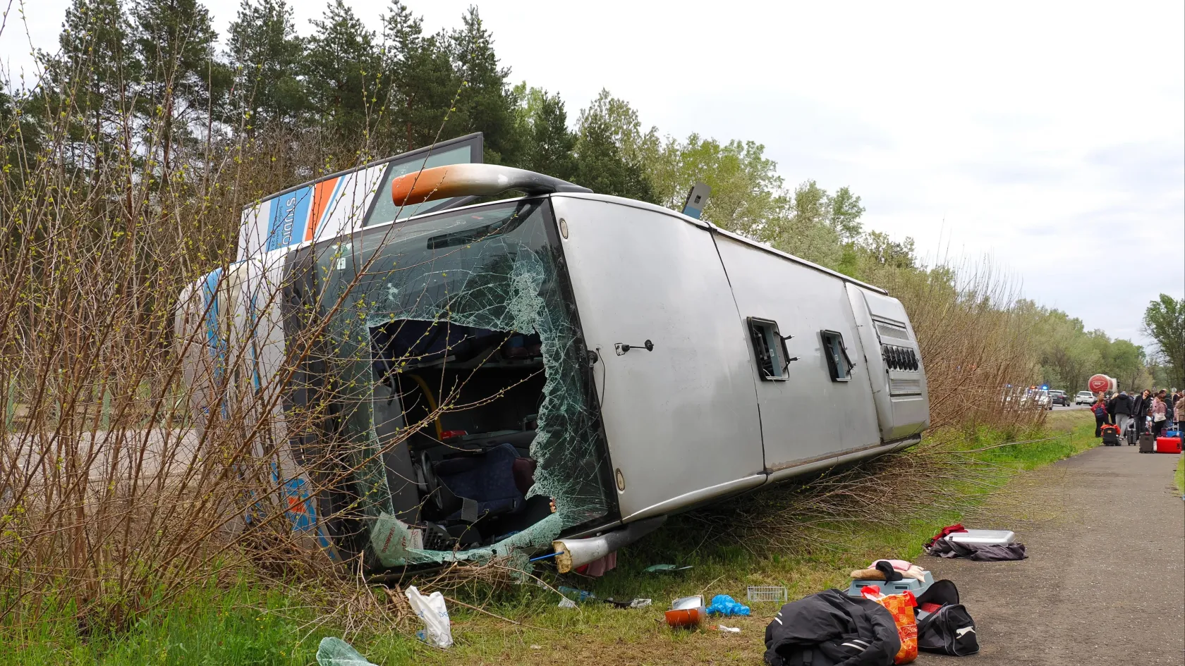12 embert szállítottak kórházba, miután felborult egy busz Kiskunhalasnál