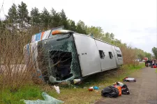 12 embert szállítottak kórházba, miután felborult egy busz Kiskunhalasnál