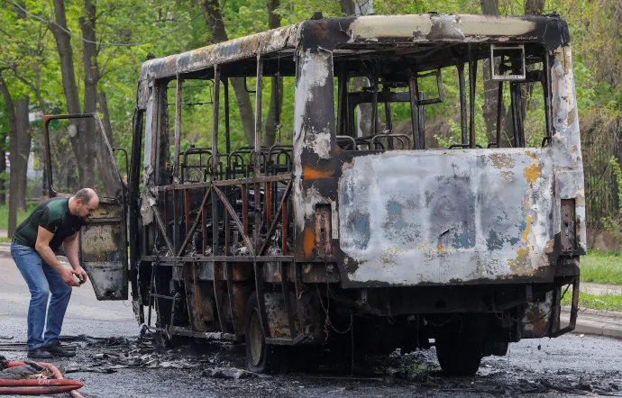 Kiégett busz és lerombolt ház Donyeckben az ukrán támadás után – Fotó: Alexander Ermochenko