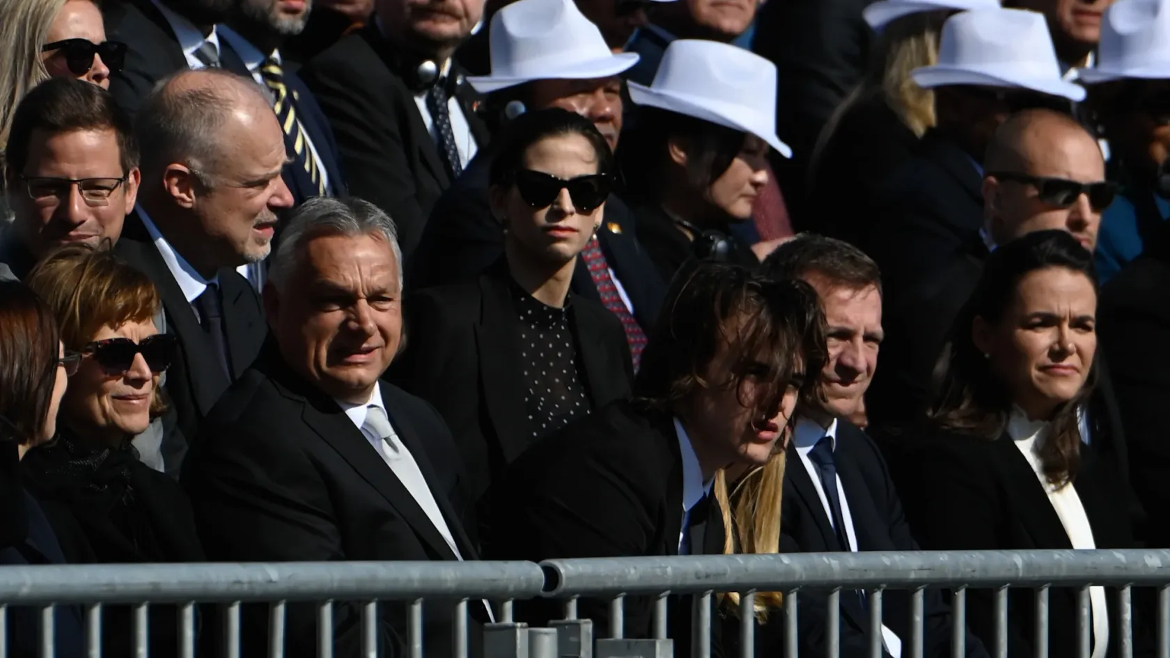Orbán Viktor és Novák Katalin az első sorból nézi Ferenc pápa miséjét