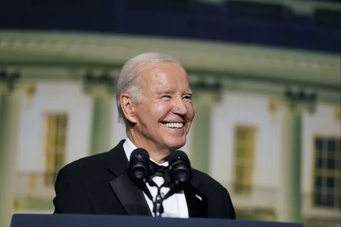 A kirúgott Tucker Carlson műsorvezető ügyével is viccelődött Joe Biden a Fehér házi tudósítók vacsoráján