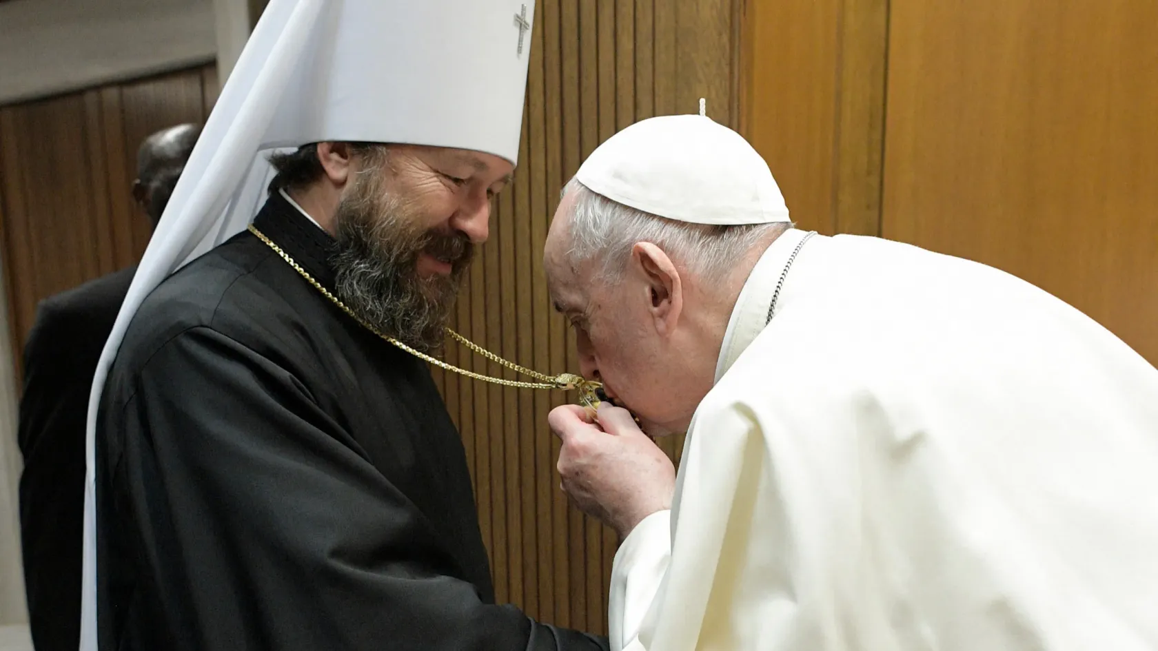 Ferenc pápa megölelte Hilarion orosz pátriárkát, és megcsókolta a mellkeresztjét
