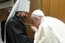 Ferenc pápa megölelte Hilarion orosz pátriárkát, és megcsókolta a mellkeresztjét