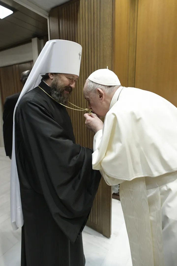 Ferenc pápa és Hilarion metropolita a 2021. október 6-i találkozójukon – Fotó: Handout / AFP / Vatican Media