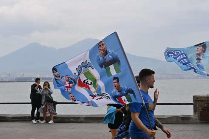 Lezárták a Vezúv felé vezető utakat, mert félő, hogy a Napoli drukkerek a kráterben akarnak tűzijátékozni