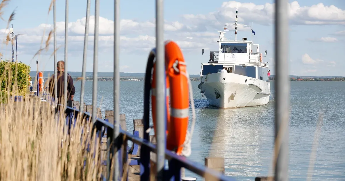 Két komp és két katamarán jönne a Balatonra, de van egy kis gond