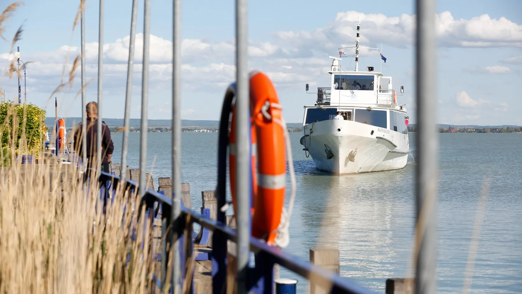 Két komp és két katamarán jönne a Balatonra, de van egy kis gond