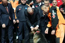 Erdoğan dísznyakörvet húzott a magyar mentőkutya nyakába, megsimizte a buksiját, majd pacsiztak is egyet