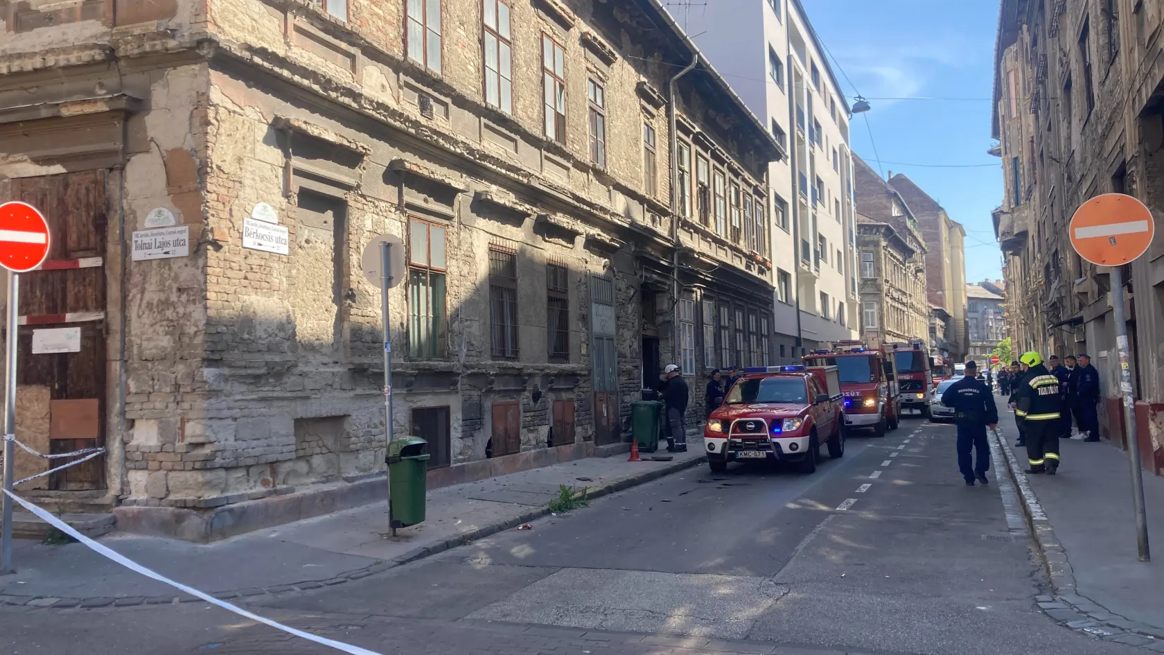 Kisebb robbanás történt a Bérkocsis utcában, tűzoltók és mentők a helyszínen