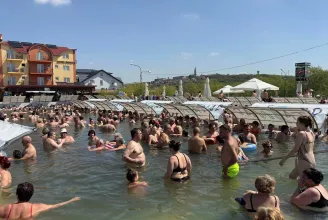 Elözönlötték a termálfürdőjéről híres Szatmár megyei Tasnádot a turisták május 1-jén