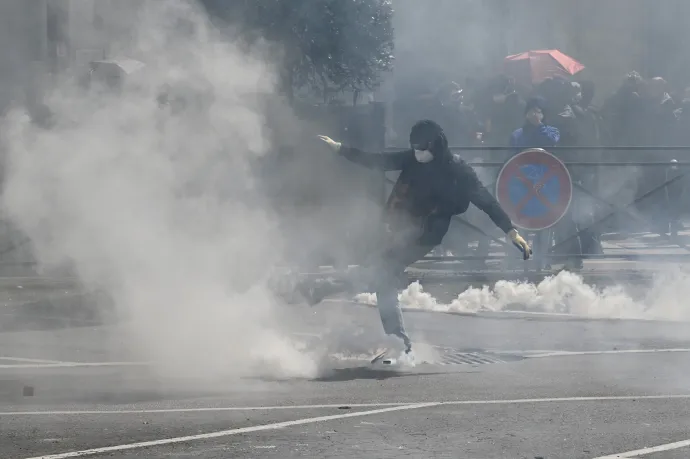 Zavargások Franciaországban: több, mint száz rendőr megsérült