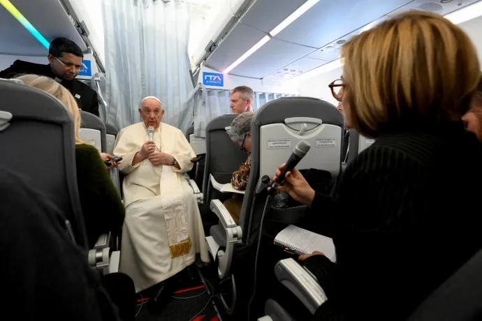 Ferenc pápa sajtótájékoztatót tart a Budapestről Rómába tartó járaton 2023. április 30-án – Fotó: Vatican Media / Handout via Reuters