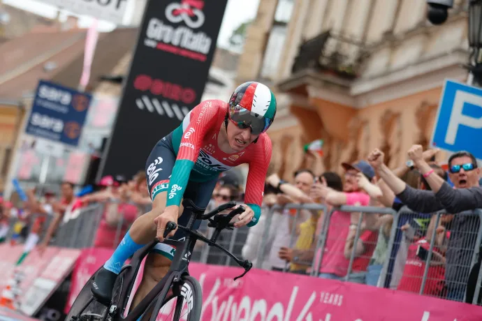 Fetter Erik a 105. Giro d'Italia országúti kerékpáros körverseny második szakaszán, az egyéni időfutam befutóján a budai Várban 2022. május 7-én – Varga György / MTI