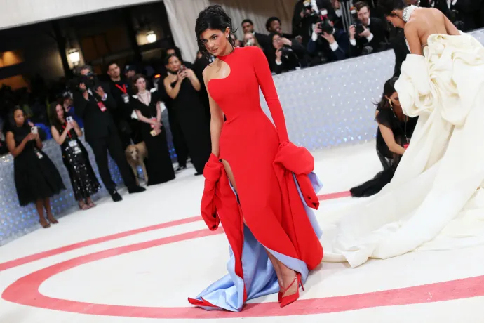 Kifordítom, befordítom, mégis ruha a ruha – dúdolhatta Kylie Jenner – Fotó: Lexie Moreland / Penske Media / Getty Images