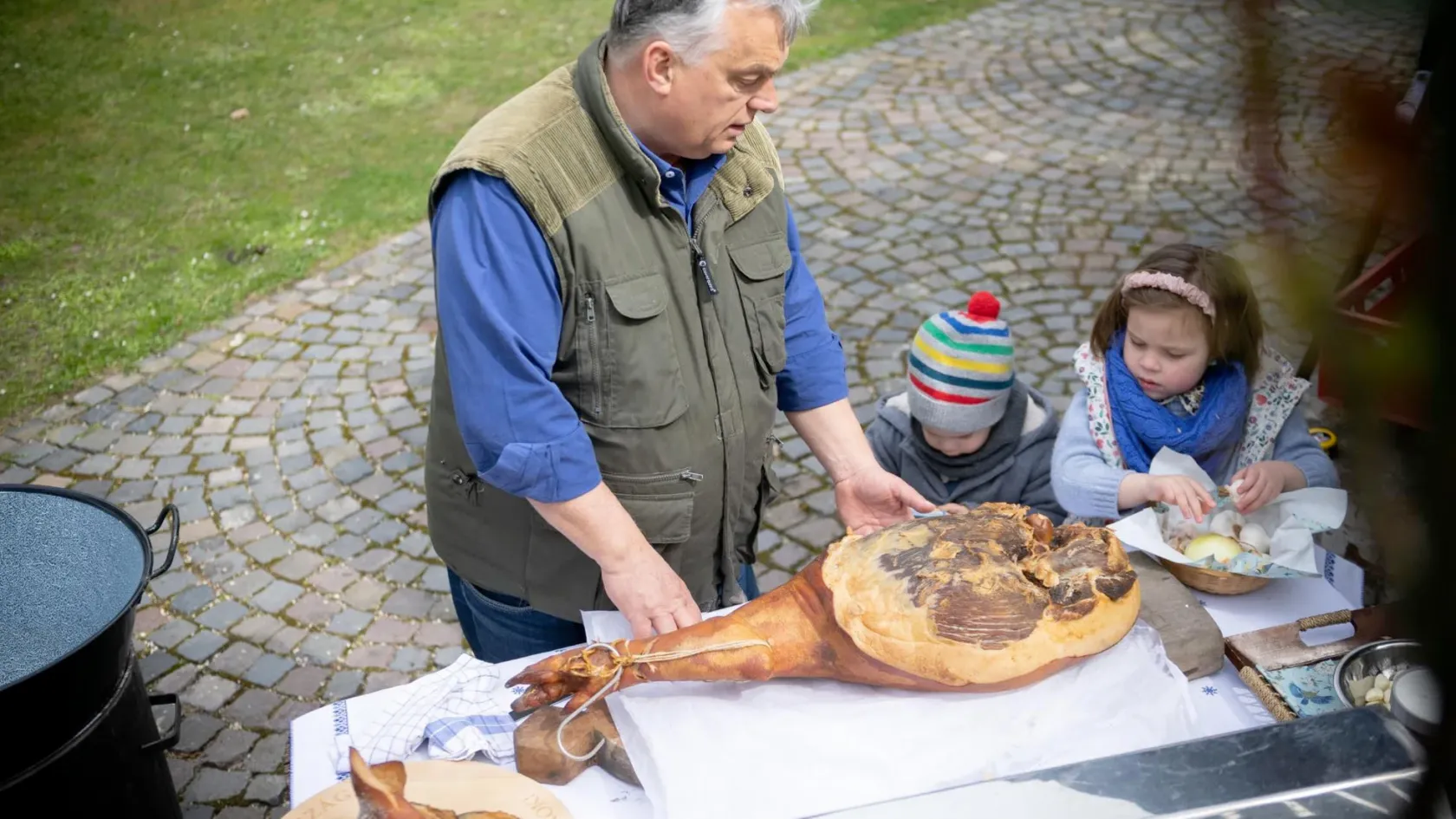 Orbán bármitől megvédi a gyerekeket, de százezer lájkért simán kiárusítja az unokáit