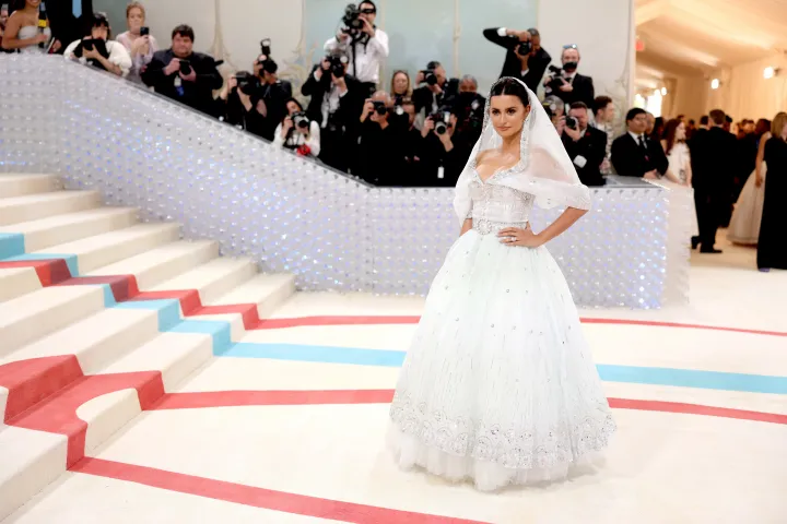 Penélope Cruz kapucnis menyasszonyként – Fotó: John Shearer / Getty Images