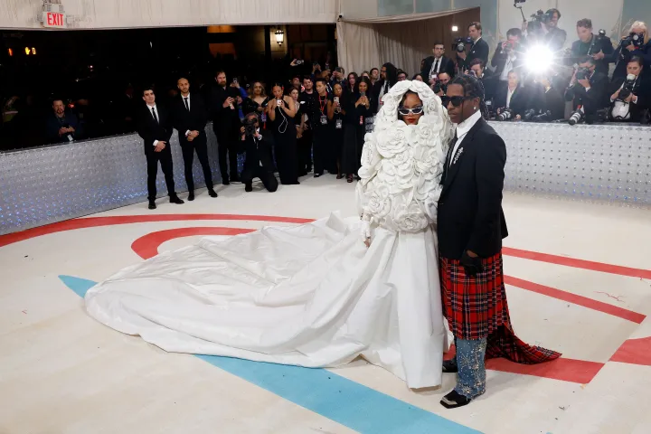 Rihanna hófehérben, A$AP Rocky mindenfélében a Met-gálán – Fotó: Taylor Hill / Getty Images