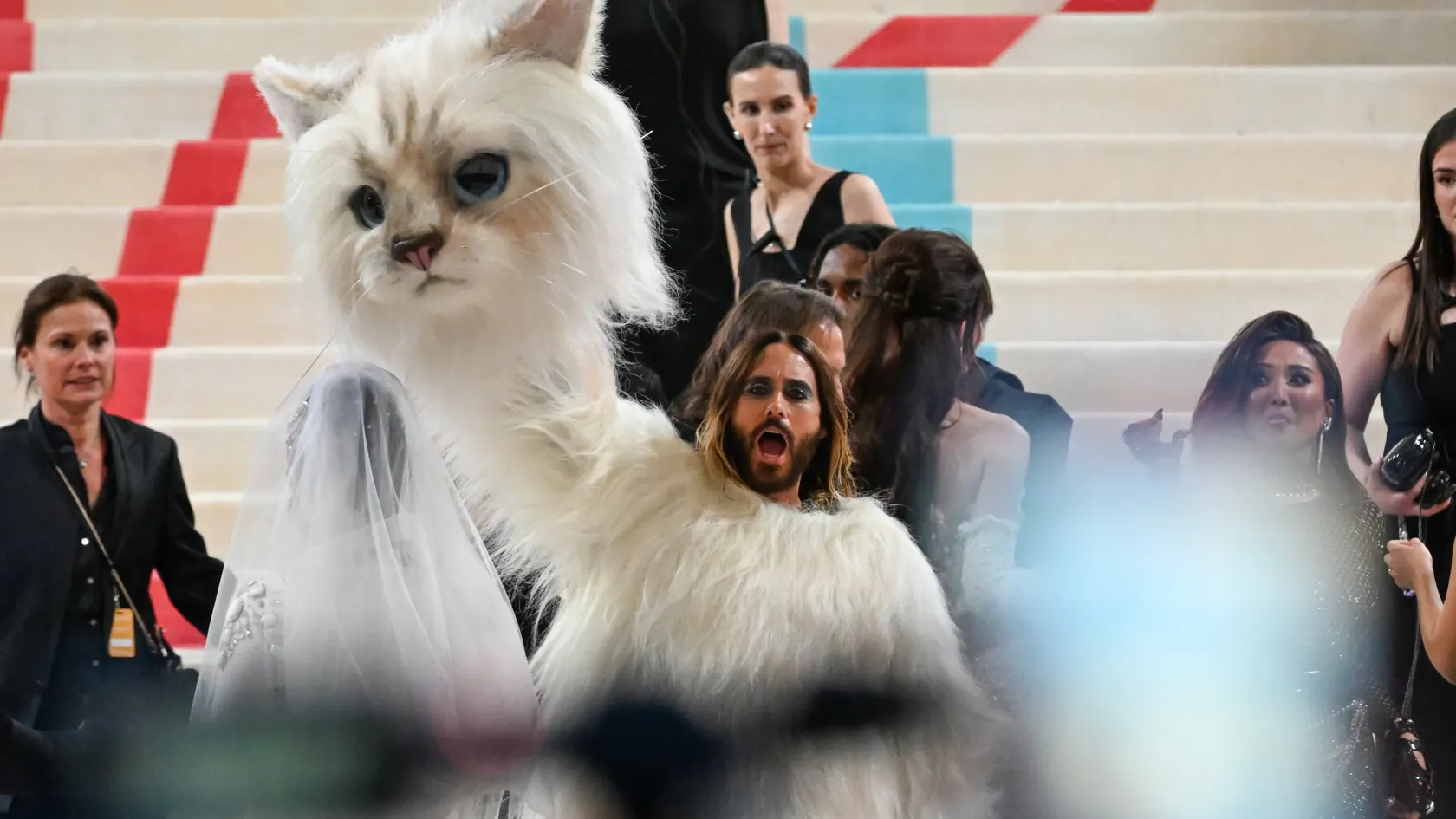 A Met-gála bemutatta, hogy a divat is lehet unalmas, aztán jött a macskának öltözött Jared Leto