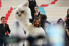 A Met-gála bemutatta, hogy a divat is lehet unalmas, aztán jött a macskának öltözött Jared Leto