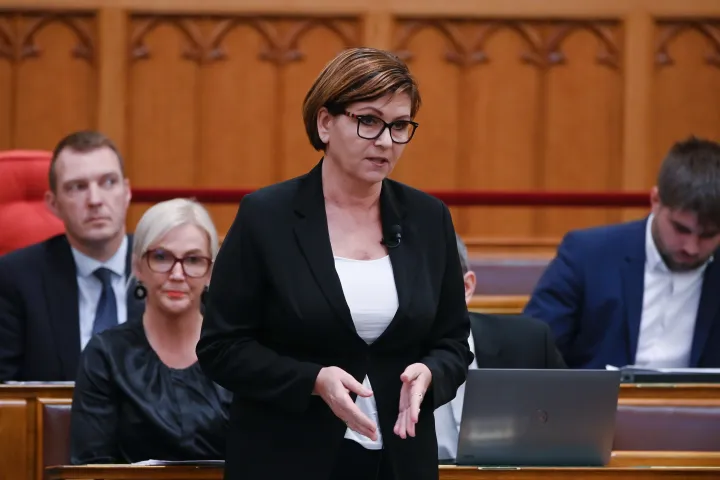 Kálmán Olga elcsukló hangon emlékezett meg Vágó Istvánról a parlamentben