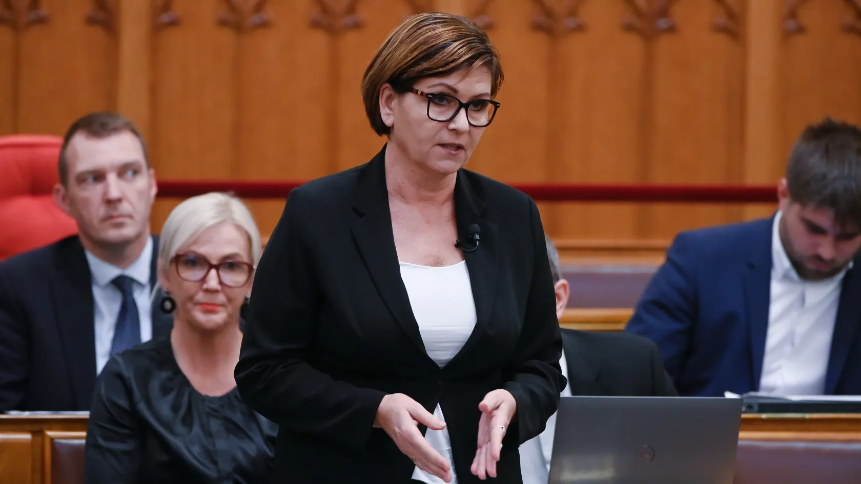 Kálmán Olga elcsukló hangon emlékezett meg Vágó Istvánról a parlamentben