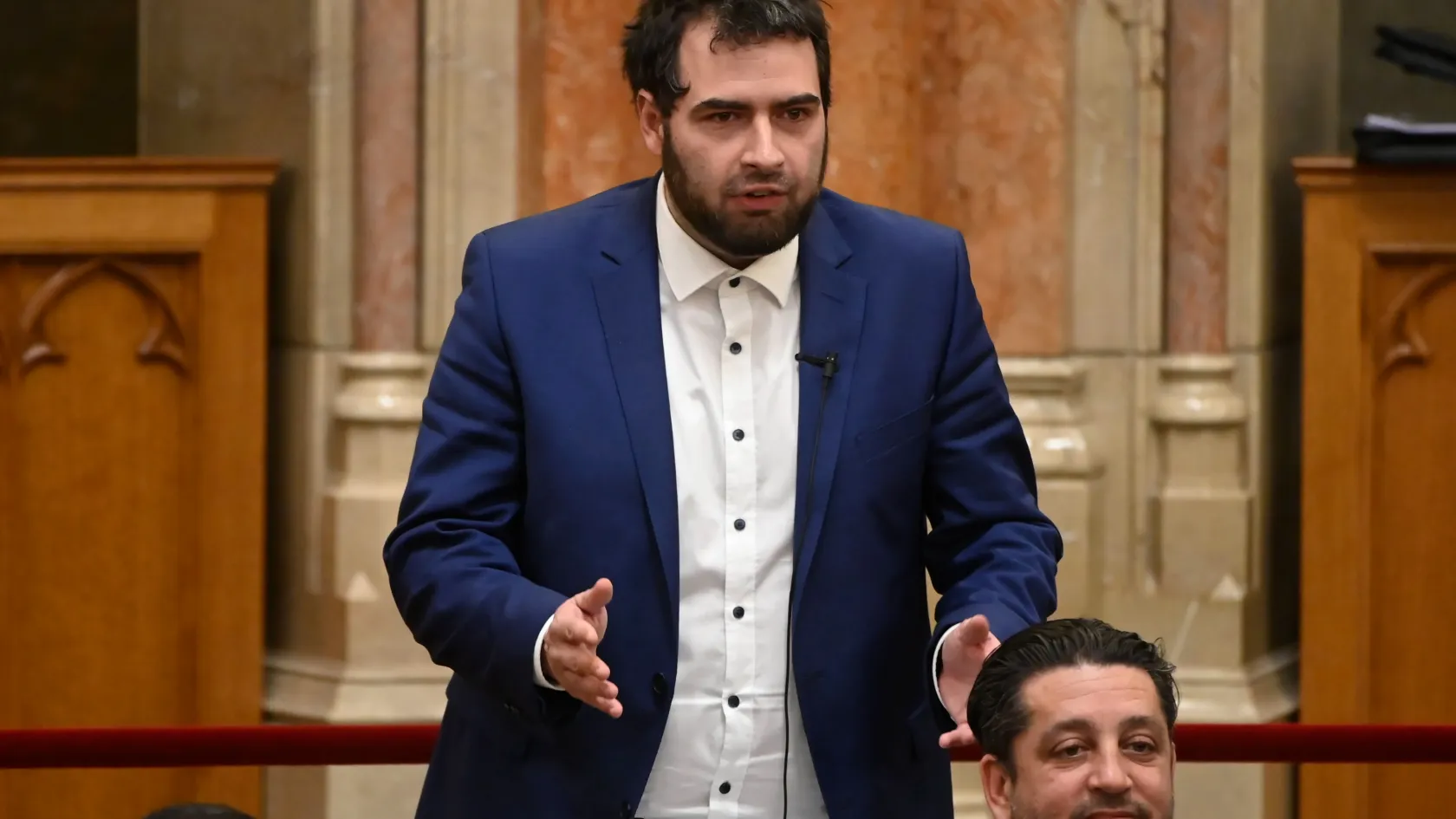 Jámbor bevitte a parlamentbe az ártatlanul lecsukott szikrás aktivistát, de a kormánypárti képviselők nem kértek bocsánatot