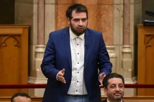 Jámbor bevitte a parlamentbe az ártatlanul lecsukott szikrás aktivistát, de a kormánypárti képviselők nem kértek bocsánatot
