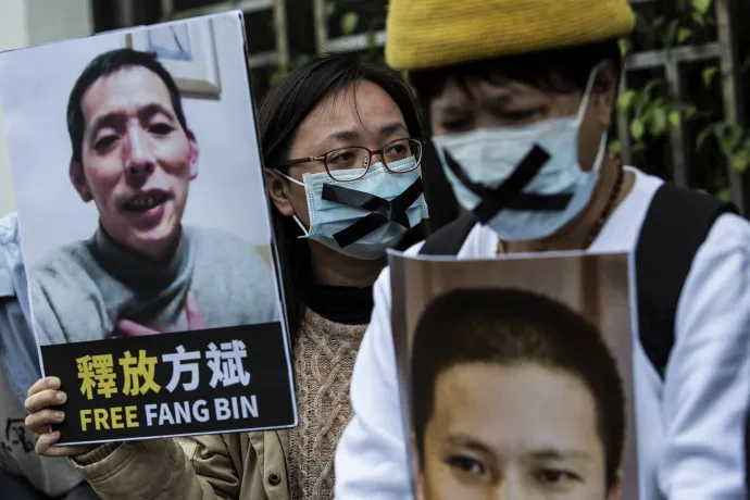 Demokráciapárti tüntetők az eltűnt Fang Pin arcképével 2020. február 19-én Hongkongban – Fotó: Isaac Lawrence / AFP