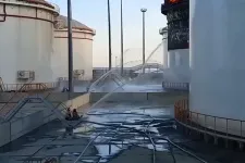 Lángol egy orosz üzemanyagraktár a Kercsi-híd közelében