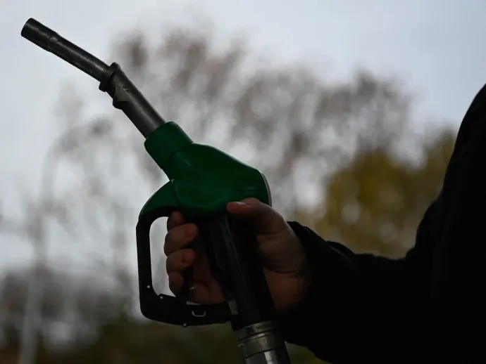 Legyalulják: hatalmas áresés jön a benzinkutakon pénteken