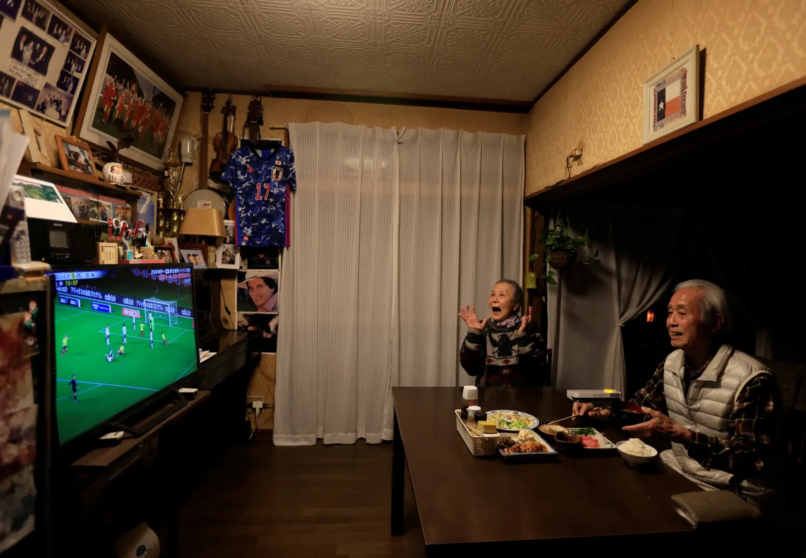 Nomura és felesége együtt néznek egy meccset, amelyen a japán válogatott Kolumbia ellen játszik – Fotó: Kim Kyung-Hoon / Reuters