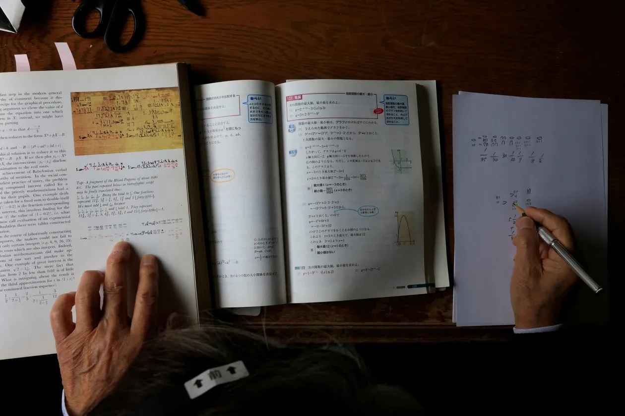 Siozava Singo matekpéldákkal és az irodájában való kocogással tartja magát frissen szellemileg és fizikailag – Fotó: Kim Kyung-Hoon / Reuters