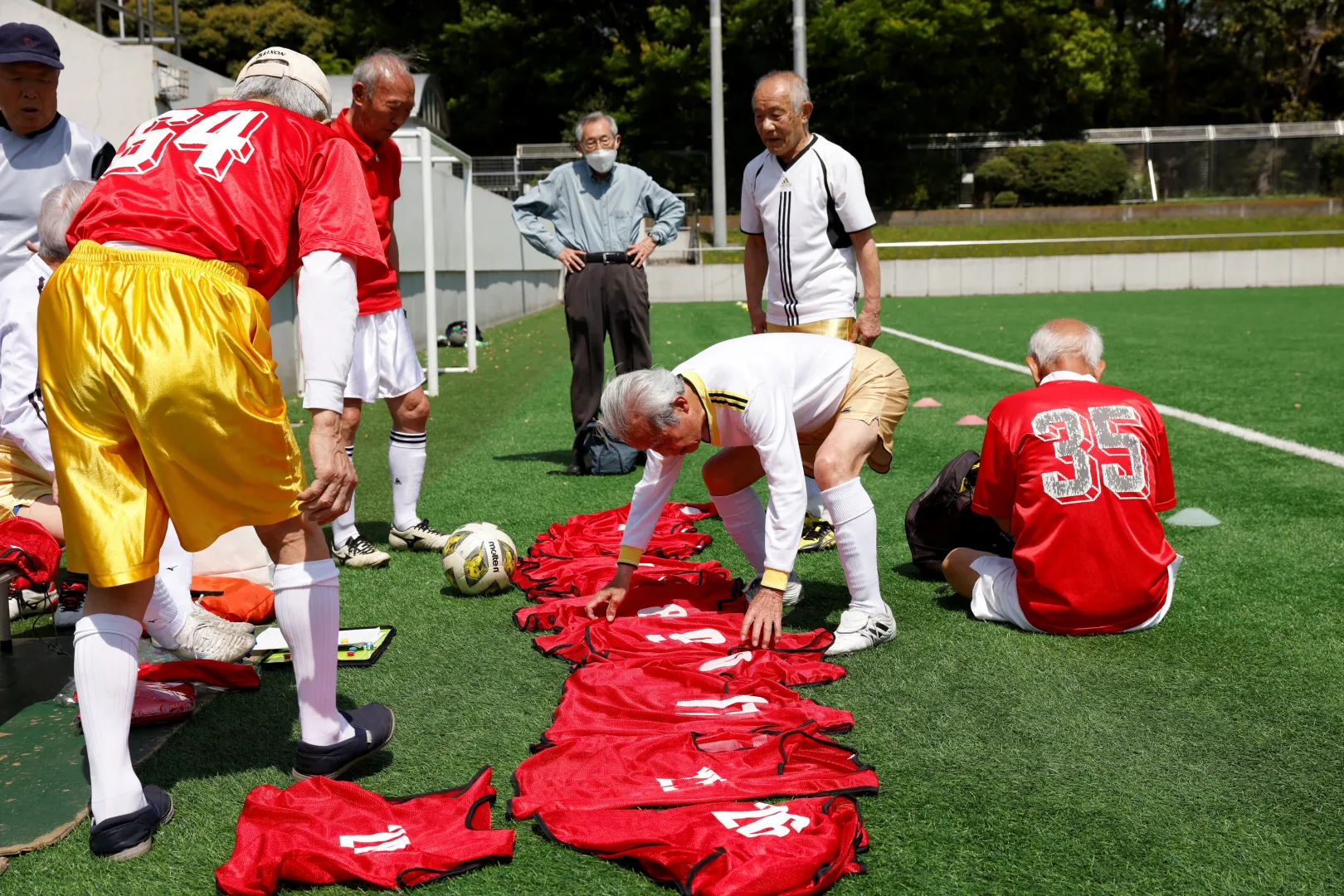 Nomura rendezgeti a Vörös csillag csapat mezeit – Fotó: Kim Kyung-Hoon / Reuters