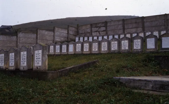 Az 1944. szeptemberi tömeggyilkosság zsidó áldozatainak temetője Nagysármás és Pusztakamarás között, 1986-ban – Fotó: Urbán Tamás / Fortepan