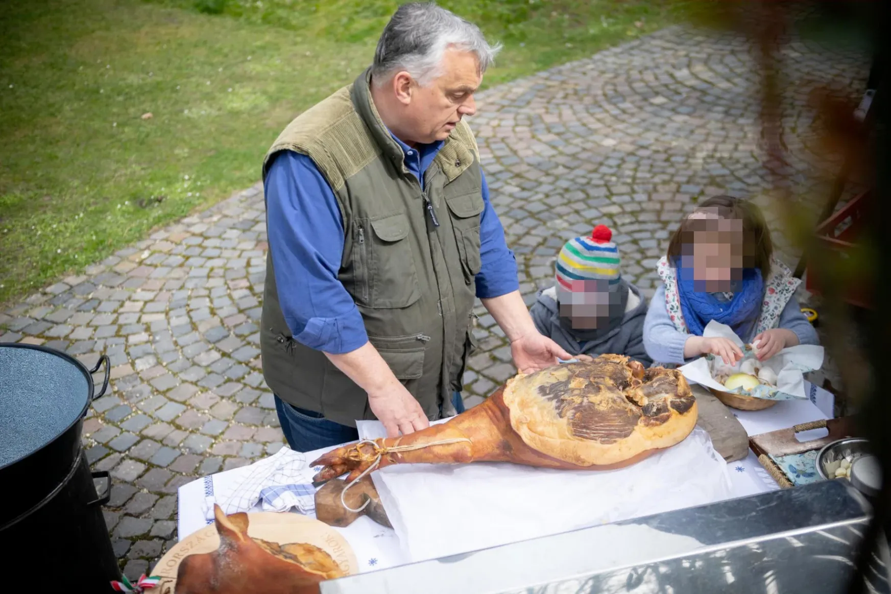 Orbán bármitől megvédi a gyerekeket, de százezer lájkért simán kiárusítja az unokáit