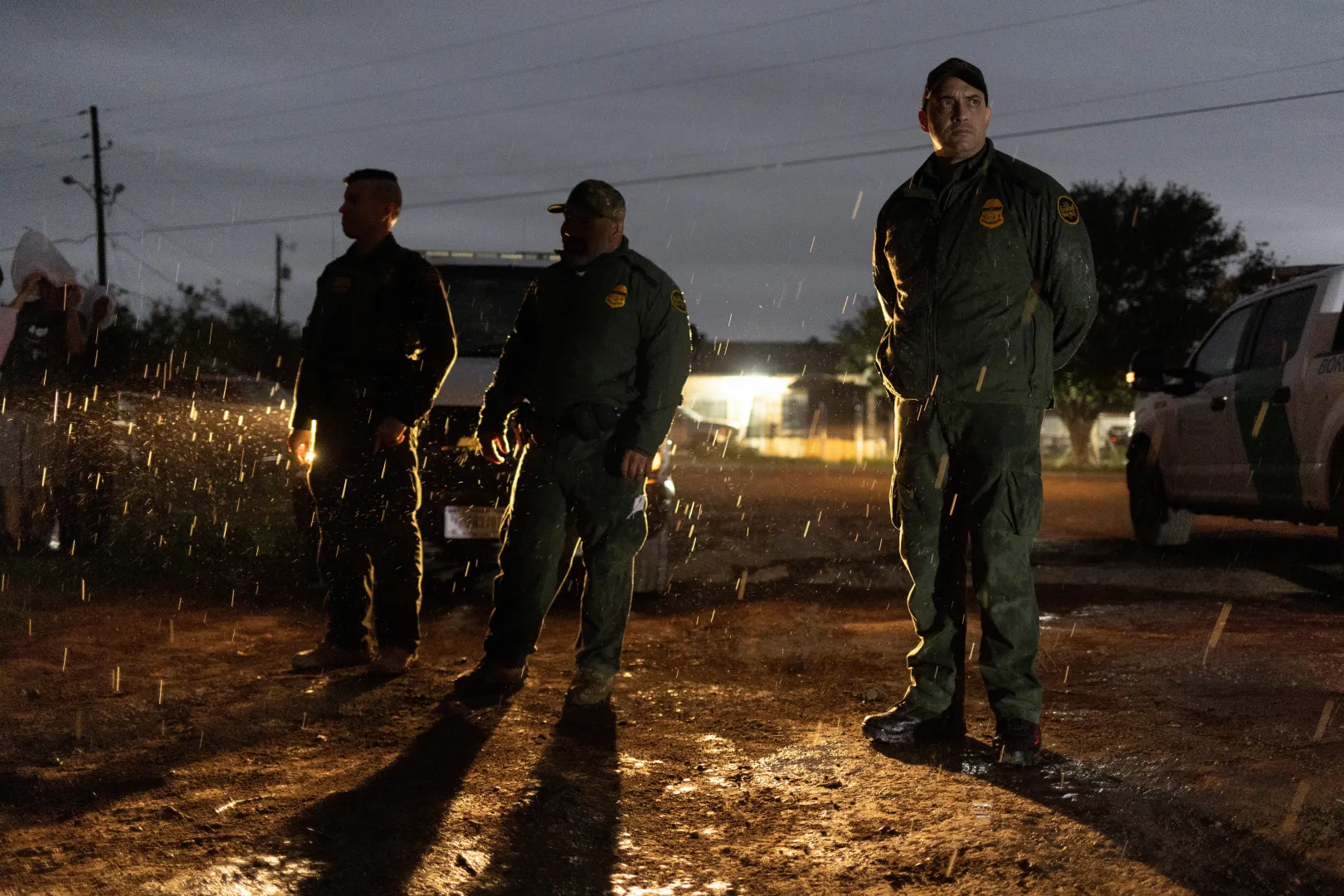 A határőrség ügynökei a bevándorlók felett őrködnek, miközben a kínaiak fuvarára várnak – Fotó: Reuters