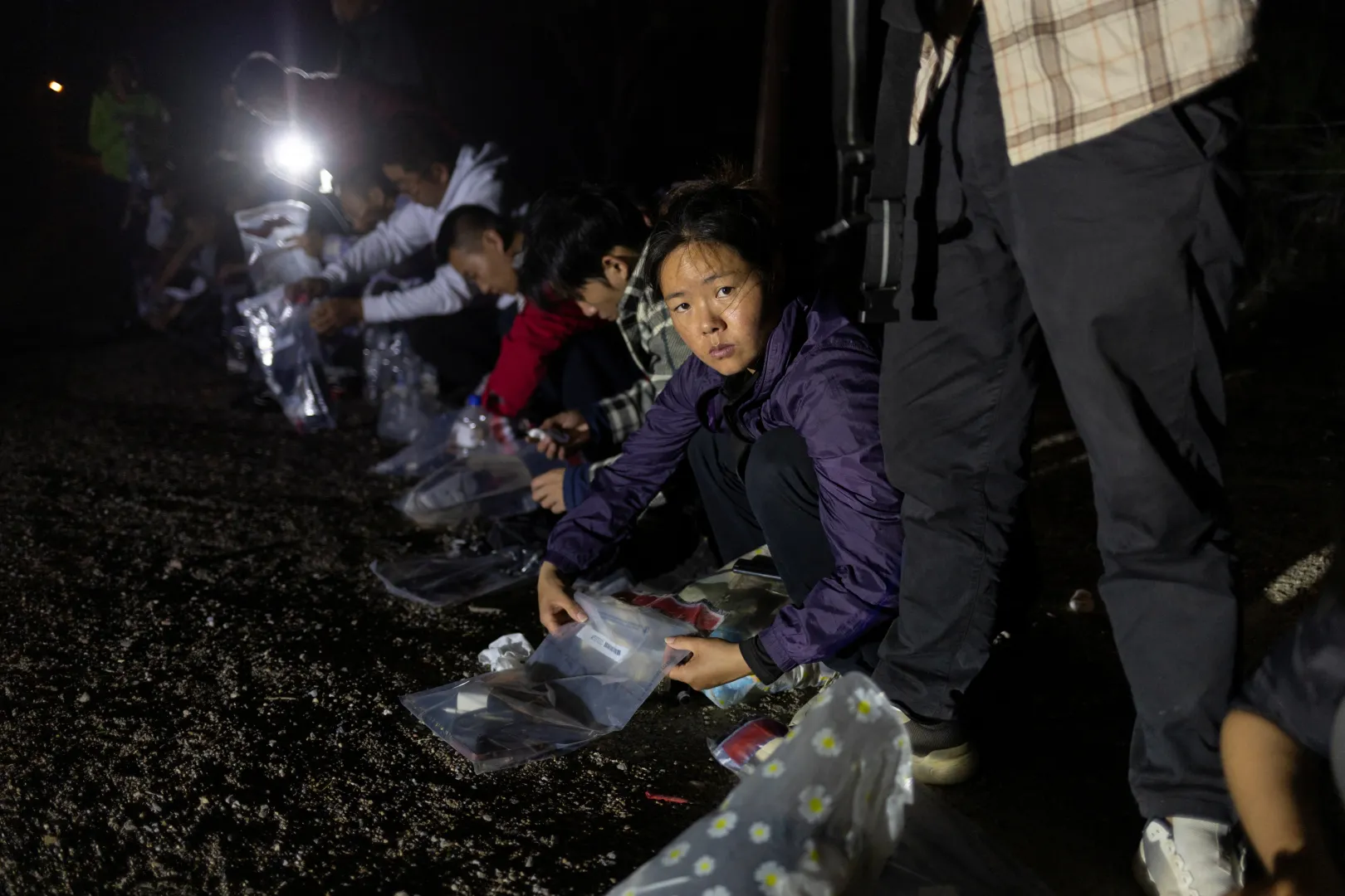 Nejlonzacskóba pakolja értékeit egy fiatal kínai nő, aki nemrég szökött át a mexikói határon Texasnál – Fotó: Reuters